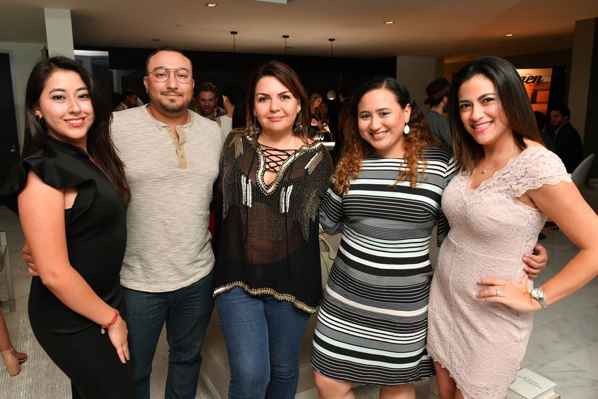 Jensy Rivera, Lazcano, Ángela Calderón, Nicole Calderón y Jennifer Rivera.