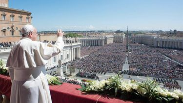 El papa Francisco durante su mensaje de Pascua en la basílica vaticana. (EFE)