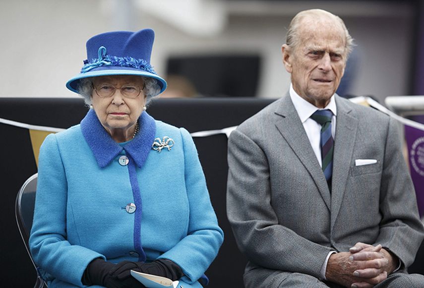 La reina Isabel II (i) y su esposo, el duque de Edimburgo (d), asisten a la ceremonia de inauguración de la nueva línea ferroviaria que une Edimburgo con Tweedbank, en Escocia, Reino Unido. (EFE)