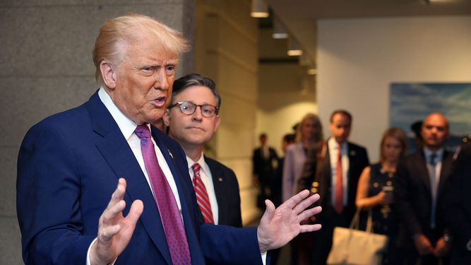El presidente de Estados Unidos Donald J. Trump y el presidente de la Cámara de Representantes dialogan con periodistas en el Capitolio.