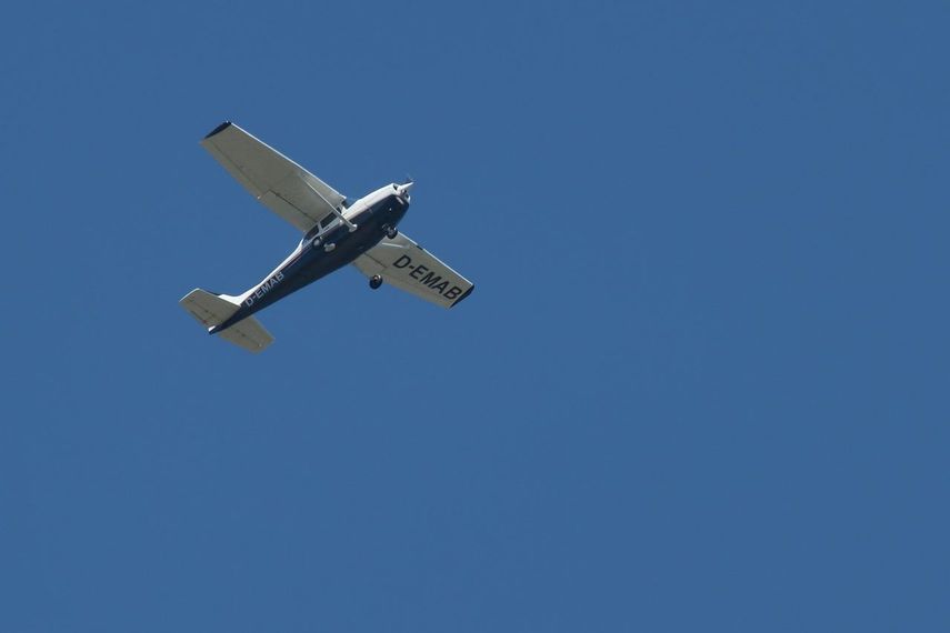 Avioneta en pleno vuelo, imagen referencial.