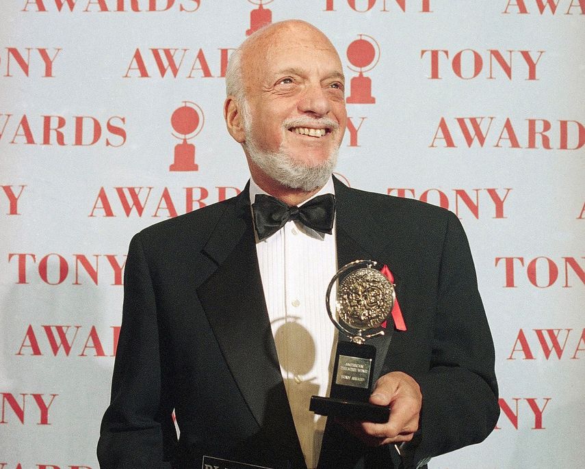 Harold Prince posa tras ganar el Premio Tony al mejor director de un musical por Show Boat, en Nueva York.