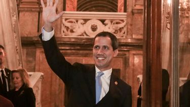 El presidente encargado de Venezuela, Juan Guaid&oacute; , saluda junto a la ministra de Asuntos Exteriores, UE y Cooperaci&oacute;n, Arancha Gonz&aacute;lez Laya, en Madrid (Espa&ntilde;a) a 25 de enero de 2020.&nbsp;