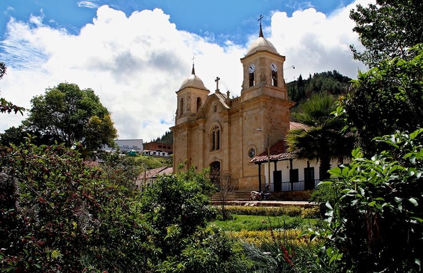 La iglesia Divino Salvador en el municipio de Cucunubá, en el departamento de Boyacá, puede observarse desde cualquier punto de la localidad (EFE)
