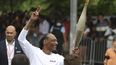 Snoop Dogg porta la antorcha olímpica en los Juegos Olímpicos de Verano de 2024, el viernes 26 de julio de 2024, en Saint-Denis, en las afueras de París, Francia.