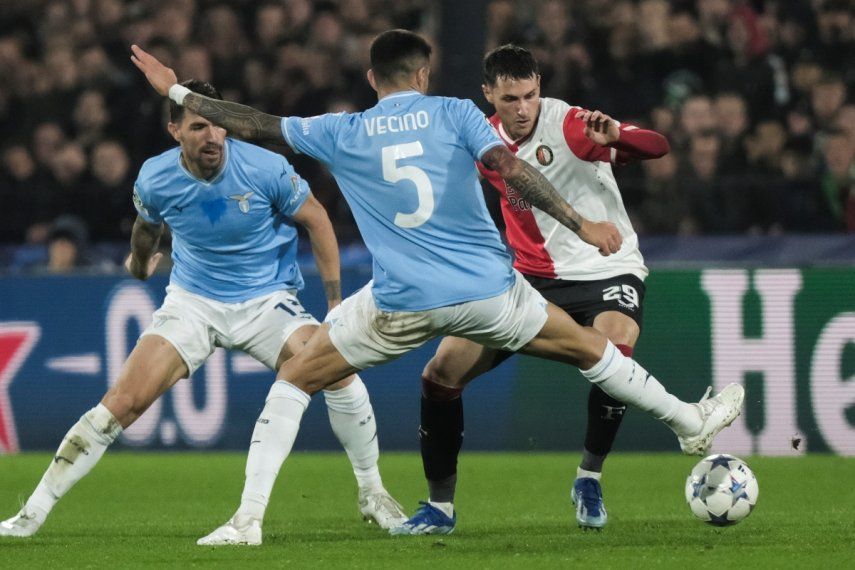 Santiago Giménez (derecha) de Feyenoord elude a Matías Vecino, de Lazio, durante el partido de la Liga de Campeones en el Grupo E, en Rotterdam, Holanda, el miércoles 25 de octubre de 2023.
