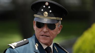 ARCHIVO - En esta fotografía de archivo del 14 de septiembre de 2016, el secretario de Defensa Salvador Cienfuegos Zepeda llega para pasar revista a las tropas que participarían en el desfile por el Día de la Independencia, en la Ciudad de México.