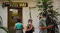 Cubanos hacen cola frente a una oficina de Western Union en La Habana, el 28 de octubre de 2020. Más de 400 oficinas de Western Union en Cuba cerrarán sus puertas debido a las nuevas regulaciones impuestas por Estados Unidos a Fincimex, la compañía militar cubana que controla las remesas a Cuba. Cubanos hacen cola frente a una oficina de Western Union en La Habana, el 28 de octubre de 2020. Más de 400 oficinas de Western Union en Cuba cerrarán sus puertas debido a las nuevas regulaciones impuestas por Estados Unidos a Fincimex, la compañía militar cubana que controla las remesas a Cuba.