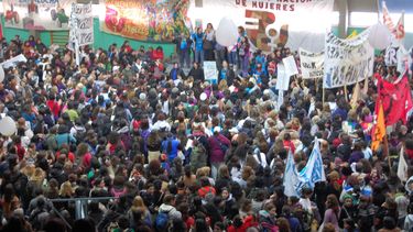 El comité organizador del 31 Encuentro Nacional de Mujeres repudió la represión de la policía contra un grupo de asistentes a la marcha en Rosario, la cual calificaron como histórica&nbsp;