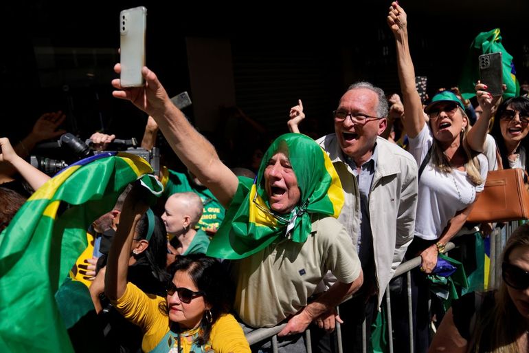 Simpatizantes del presidente brasileño Jair Bolsonaro asisten a un mitin de campaña en Juiz de Fora, en el estado de Minas Gerais, en Brasil, el martes 16 de agosto de 2022