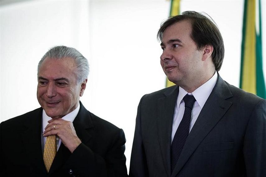El presidente interino de Brasil, Michel Temer (i) junto al nuevo presidente de la Cámara Baja, el diputado Rodrigo Maia (EFE)