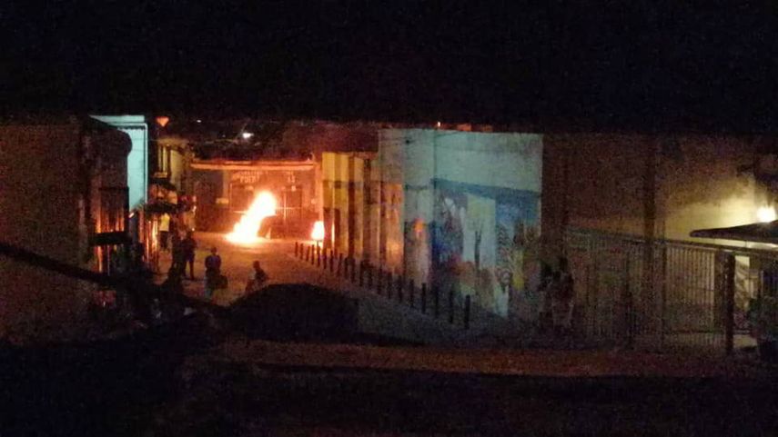 Decenas de manifestantes levantaron barricadas, que mantienen encendidas con desechos y alrededor de las cuales se han congregado para manifestar su rechazo al&nbsp;dictador&nbsp;Maduro.