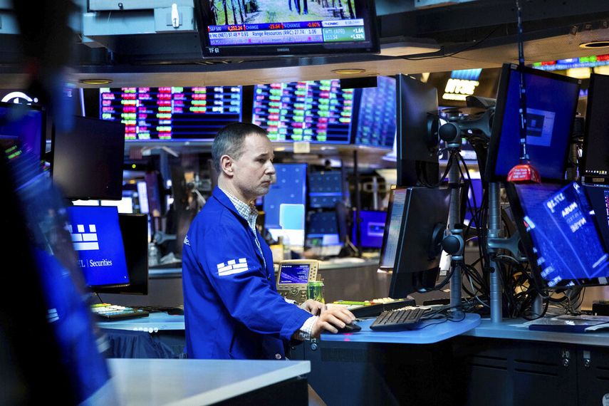 Un agente de Wall Street observa el movimiento de las acciones del día.