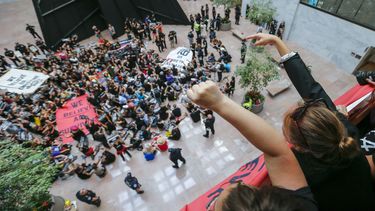 Un grupo de personas protagonizó una protesta contra la confirmación de Brett Kavanaugh a la Corte Suprema en el Senado de EEUU.
