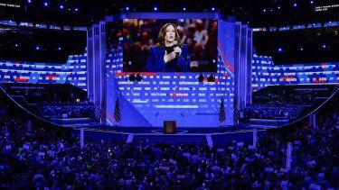 La candidata presidencial demócrata, la vicepresidenta estadounidense Kamala Harris, pronuncia un mensaje pregrabado durante el segundo día de la Convención Nacional Demócrata en el United Center el 20 de agosto de 2024 en Chicago, Illinois.&nbsp;