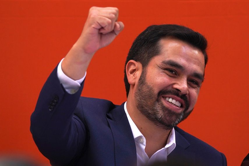 Jorge Álvarez Máynez saluda a sus simpatizantes tras su nominación por el partido Movimiento Ciudadano como candidato presidencial para las elecciones generales, el 10 de enero de 2024, en Ciudad de México. El segundo debate presidencial de México midió el domingo, a poco más de un mes de las elecciones, las propuestas de economía, empleo y pobreza de la oficialista Claudia Sheinbaum y de los opositores Xóchitl Gálvez y Jorge Álvarez Máynez. 