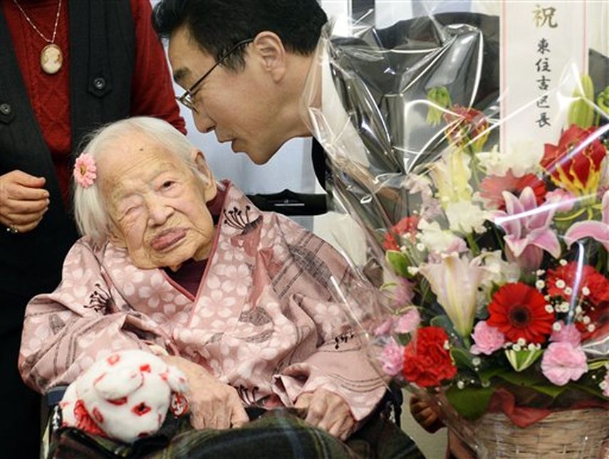 La japonesa Misao Okawa, de 116 años y reconocida como persona viva más anciana por el libro Guinness de los récords, es felicitada por el alcalde Takehiro Ogura en una residencia de Osaka, en el oeste de Japón, el 4 de marzo de 2015, el día antes de s