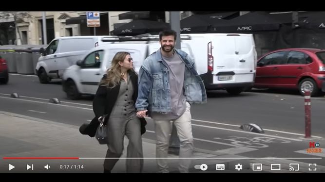 Gerard Piqué y Clara Chía presumen su amor en las calles de Barcelona.