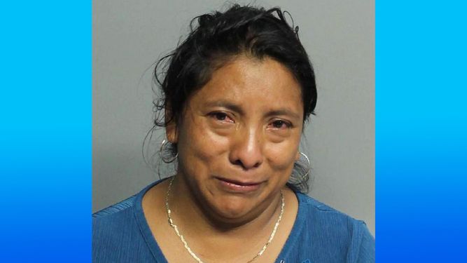 Juana Pérez-Domingo enfrenta cargos por dejar supuestamente olvidada a una niña en su vehículo.