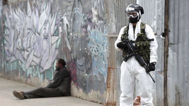En esta imagen, tomada el 13 de julio de 2020, un soldado vestido con un equipo de protecci&oacute;n por la pandemia del coronavirus hace guardia en Ciudad Bol&iacute;var, una zona con un elevado n&uacute;mero de casos de COVID-19 en Bogot&aacute;, Colombia.&nbsp;