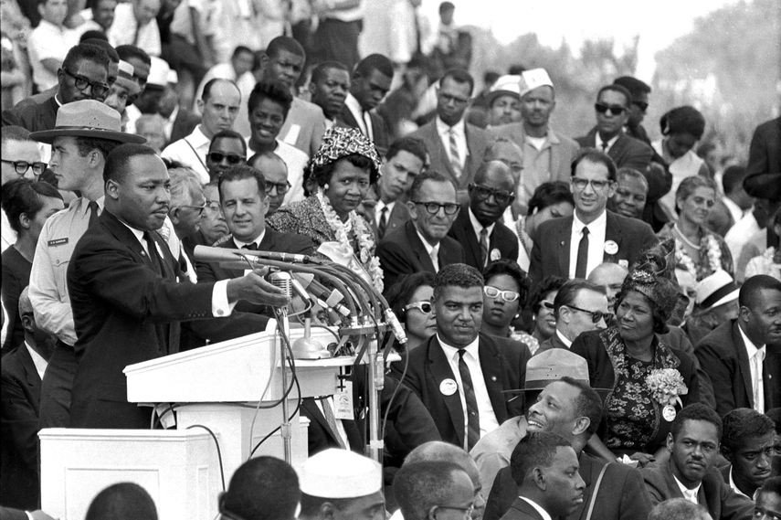 En esta foto del 28 de agosto de 1963, el reverendo Dr. Martin Luther King Jr., líder de la Conferencia de Liderazgo Cristiano del Sur, pronuncia ante miles de personas su discurso Tengo un sueño frente al Lincoln Memorial durante la Marcha en Washington por el Trabajo y la Libertad.