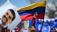 Un partidario del régimen de Nicolás Maduro, levanta un muñeco del personaje conocido como Super Bigote, que representa al dictador.