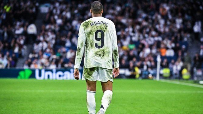 El atacante francés del Real Madrid, Kylian Mbappé, camina en la cancha tras la derrota del club blanco ante el Valencia, el 5 de abril de 2025.