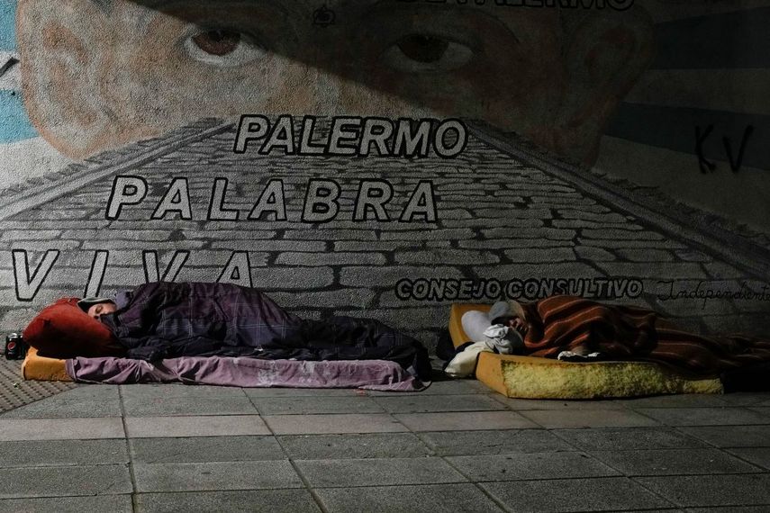 Personas sin hogar duermen en la calle en Buenos Aires, Argentina, el miércoles temprano 27 de septiembre de 2023. 