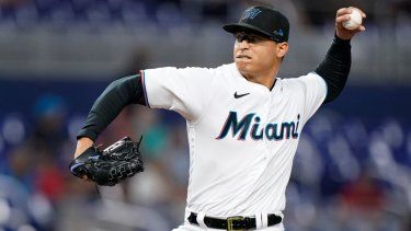 En foto del 3 de octubre del 2022, Jesús Luzardo de los Marlins de Miami lanza en la primera entrada ante los Bravos de Atlanta.&nbsp;