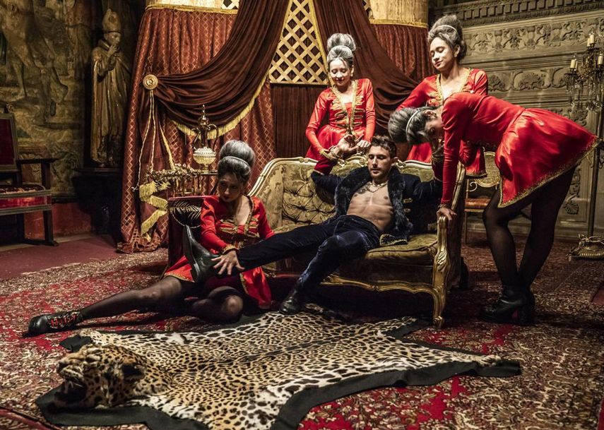 En esta imagen difundida por Videocine, Emiliano Zurita, en el centro, en una escena de No, porque me enamoro, que se estrena el 29 de abril en México.