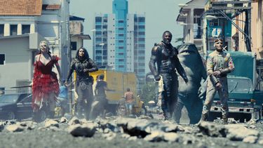 En esta imagen proporcionada por Warner Bros. Pictures, Margot Robbie, Daniela Melchior, Idris Elba y David Dastmalchian, de izquierda a derecha, en una escena de The Suicide Squad. El director James Gunn tenía su propia visión para una nueva entrega.
