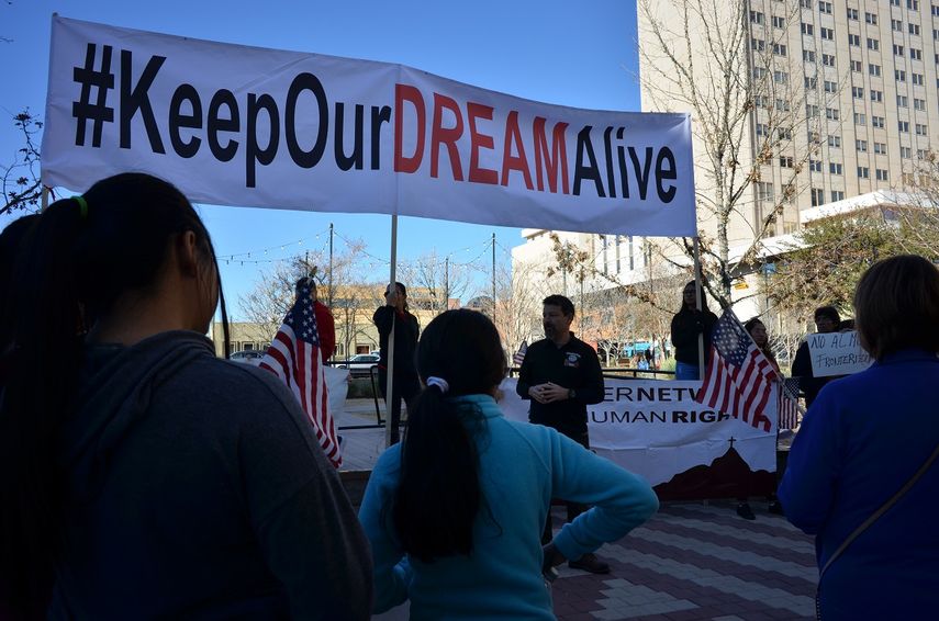 Manifestantes protestan en El Paso, Texas, contra la desprotección legal en la que se encuentran miles de dreamers en los EEUU.