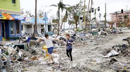Jake Moses, de 19 años, a la izquierda, y Heather Jones, de 18, exploran una sección de negocios destruidos, el jueves 29 de septiembre de 2022, en Fort Myers Beach, Florida.&nbsp;