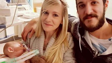 Imagen del bebé Charlie Gard con sus padres.