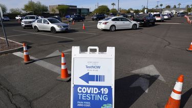 Personas esperan en sus vehículos para hacerse la prueba del COVID-19, el 8 de diciembre de 2021 en Phoenix, Arizona.&nbsp;