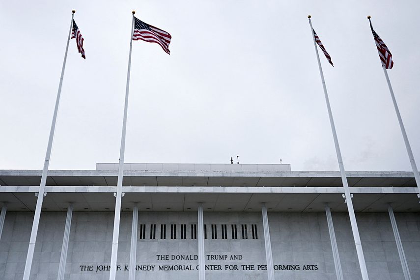 Vista del Centro John F. Kennedy para las Artes Escénicas, que recientemente fue rebautizado como Centro Trump Kennedy, en Washington D.C., el 26 de diciembre de 2025. El nombre del presidente estadounidense Donald Trump fue colocado en el Centro Kennedy de Washington el 19 de diciembre de 2025, un día después de que los miembros de la junta directiva, elegidos por él mismo, votaran a favor de cambiar el nombre del centro artístico a pesar de las dudas legales.