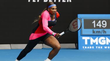 La tenista estadounidense Serena Williams corre para devolver una pelota a la alemana Laura Siegemund en su partido de primera ronda en el Abierto de Australia, en Melbourne, el lunes 8 de febrero de 2021.