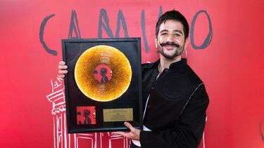 El cantante colombiano Camilo recibe el primer disco de vidrio reciclado de Ecovidrio.