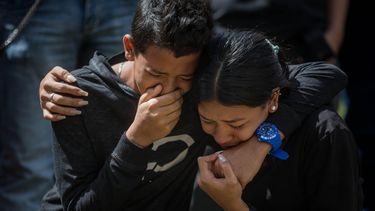 Familiares de José Díaz Pimentel y Abraham Agostini lloran en la parcela donde ambos fueron enterrados este sábado 20 de enero del 2018, en Caracas, Venezuela, por orden del régimen de Nicolás Maduro.