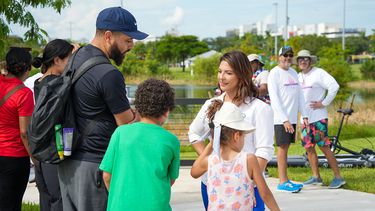 La alcaldesa de Doral, Christi Fraga, habla con niños en la apertura del Doral Central Park.