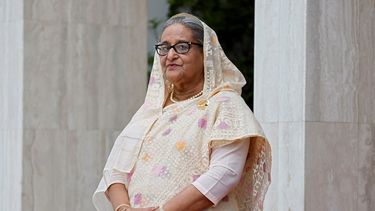 Esta fotografía, tomada el 11 de septiembre de 2023, muestra a la primera ministra de Bangladesh, Sheikh Hasina, esperando la llegada del presidente de Francia, Emmanuel Macron (no aparece en la foto), a su oficina durante su visita de dos días a Dhaka.&nbsp;