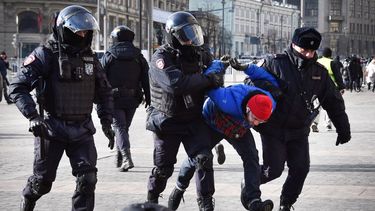 Agentes de policía detienen a un hombre durante una protesta contra la invasión rusa a Ucrania, en la plaza Manezhnaya en el centro de Moscú el 13 de marzo de 2022.