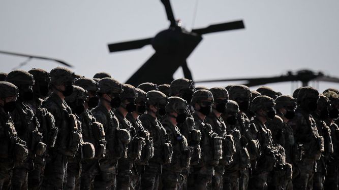 Soldados estadounidenses en formación durante una visita del secretario general de la OTAN, Jens Stoltenberg, a la base aérea Mihail Kogalniceanu, cerca de la ciudad portuaria de Constanta, en el Mar Negro, al este de Rumanía, el 11 de febrero de 2022.&nbsp; &nbsp;