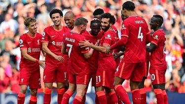 El centrocampista guineano del Liverpool, Naby Keita (C), celebra con sus compañeros de equipo después de anotar su tercer gol durante el partido de fútbol de la Premier League inglesa entre Liverpool y Crystal Palace en Anfield en Liverpool, noroeste de Inglaterra, el 18 de septiembre de 2021. &nbsp;