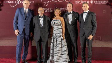 Ejecutivos de la Cámara de Comercio España-EEUU y premiados posan en la alfombra roja previa a la gala. 