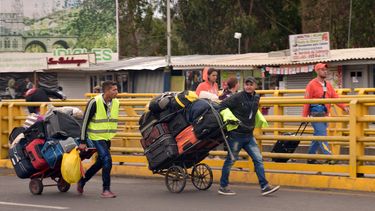 &nbsp;Un grupo de&nbsp;migrantes&nbsp;venezolanos caminan con sus pertenencias en Rumichaca (Ecuador).