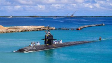 En esta imagen, distribuida por la Marina de Estados Unidos, el submarino de ataque rápido USS Oklahoma City (SSN 723) regresa a una base en Guam, el 19 de agosto de 2021. 