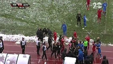 Se trata del entrenador del CSKA de Sofía, quien fue derribado durante el encuentro contra el Levski de la capital búlgara