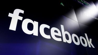 El logotipo de la gigante de las redes sociales Facebook aparece en varias pantallas en el MarketSite de Nasdaq en Times Square, en Nueva York.
