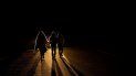 El migrante venezolano Rubi Alexander G. (L) y amigos caminan bajo temperaturas frías de noche por la carretera que une Colchane con Iquique, luego de cruzar desde Bolivia, en Huara, Chile, el 17 de febrero de 2021. Cruzando las tierras altas de la frontera entre Bolivia y Chile a pie es la parte más difícil del viaje que atraviesan los migrantes venezolanos en su camino hacia Iquique o Santiago. El migrante venezolano Rubi Alexander G. (L) y amigos caminan bajo temperaturas frías de noche por la carretera que une Colchane con Iquique, luego de cruzar desde Bolivia, en Huara, Chile, el 17 de febrero de 2021. Cruzando las tierras altas de la frontera entre Bolivia y Chile a pie es la parte más difícil del viaje que atraviesan los migrantes venezolanos en su camino hacia Iquique o Santiago.